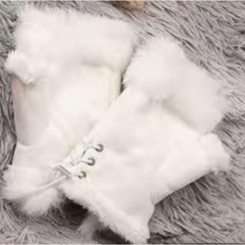 Beautiful white fur 3/4 gloves!
